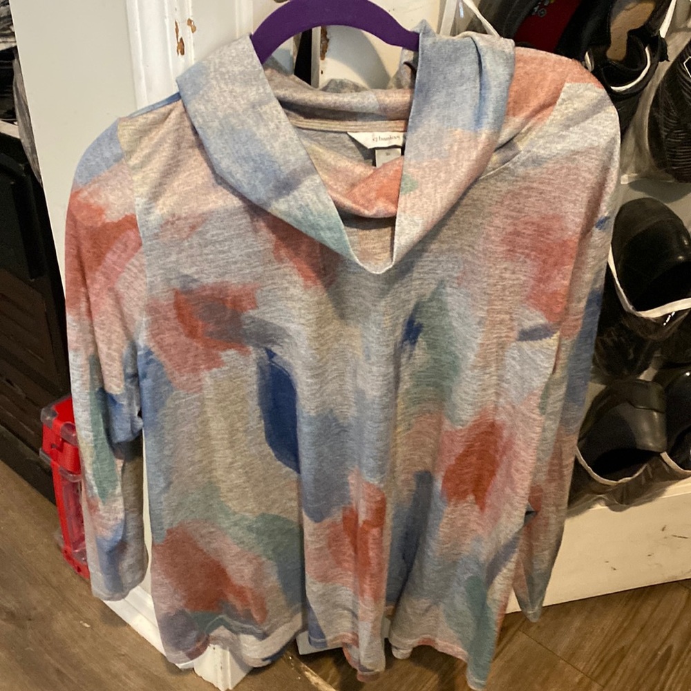 This cowl-neck tunic is. Orange, blue, green and grey. Size 3x